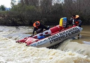 Twee plaaslike jong boere sit skouer aan die wiel